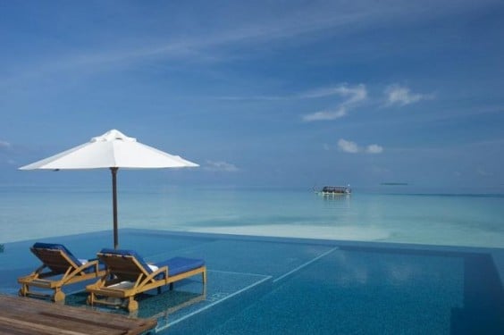 infinity-pool-maldives-Rangali