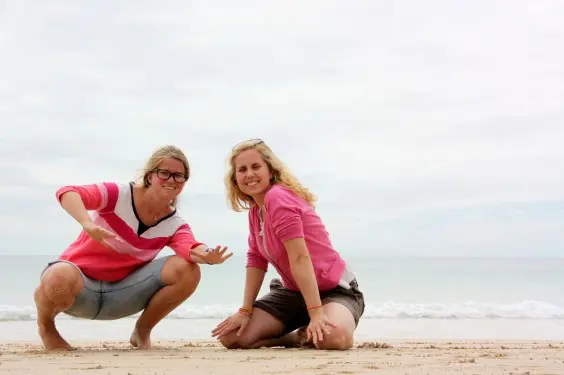 Katharina und Vera am Strand